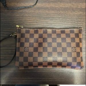 Authentic Louis Vuitton Damier Pochette in great condition!